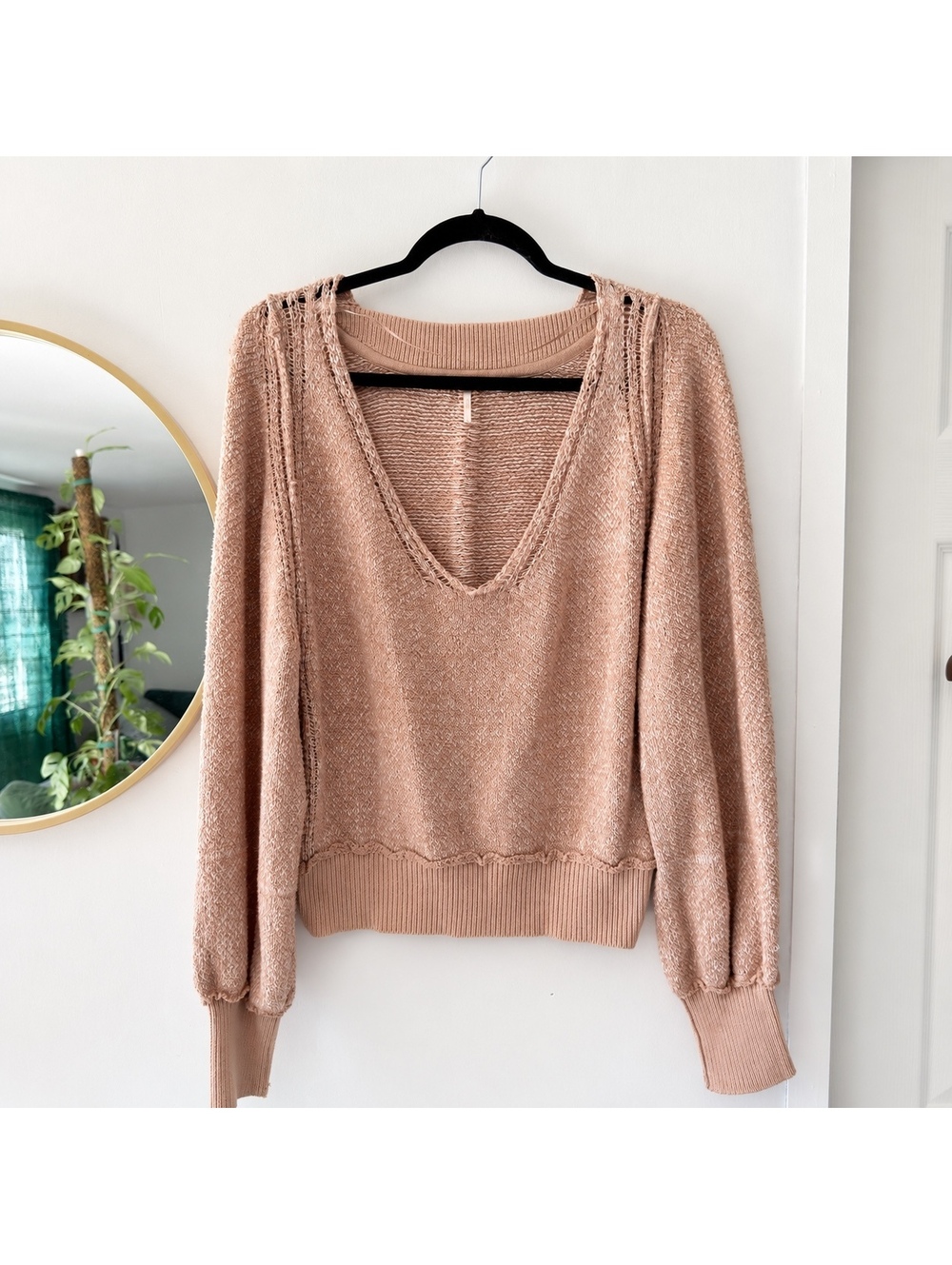 Free People Women's Size S Tan Blush Pink V-Neck Knit Sweater with Balloon